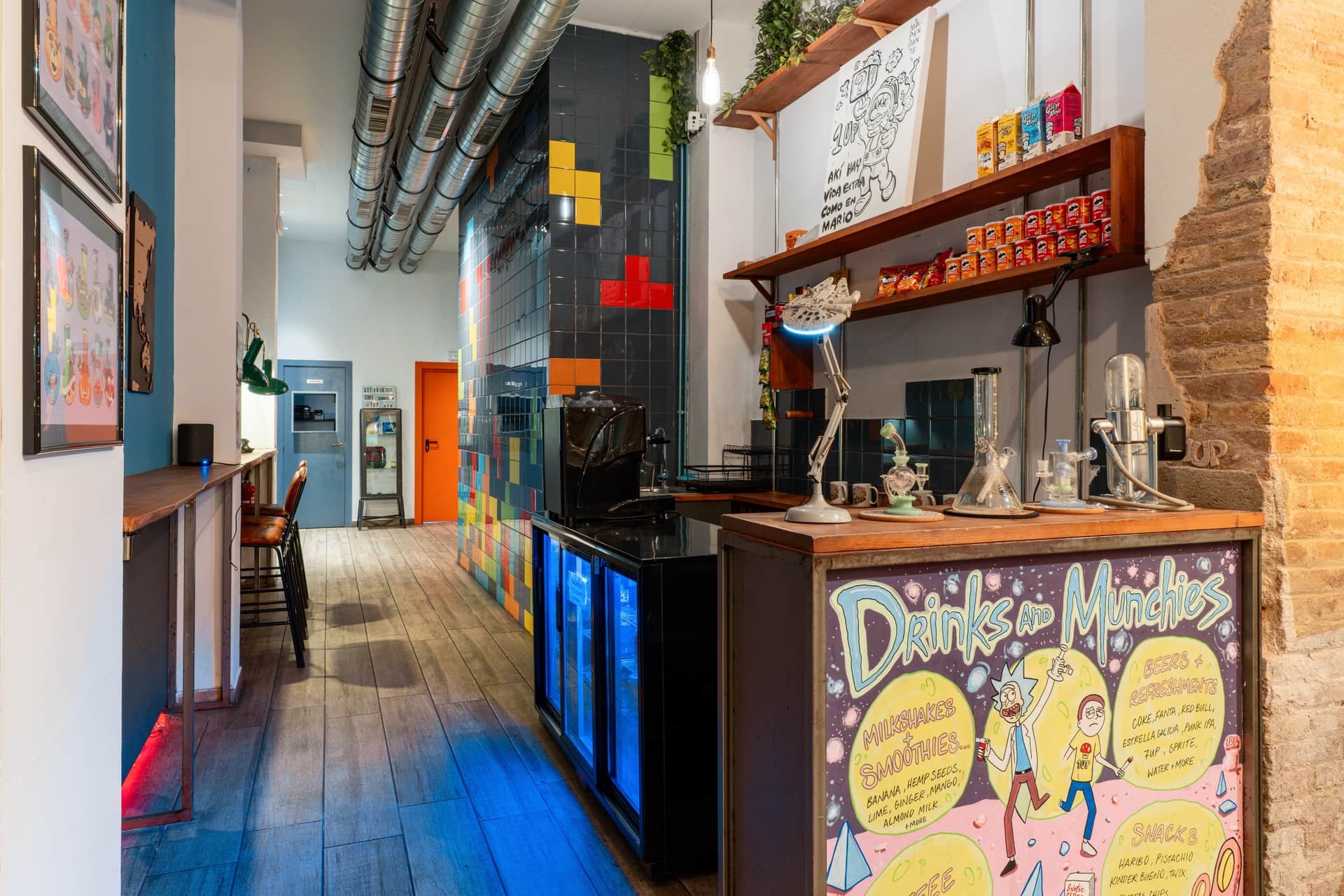 Bartresen und lebendiges Interieur des Social Cannabis Clubs 1UP in Barcelona