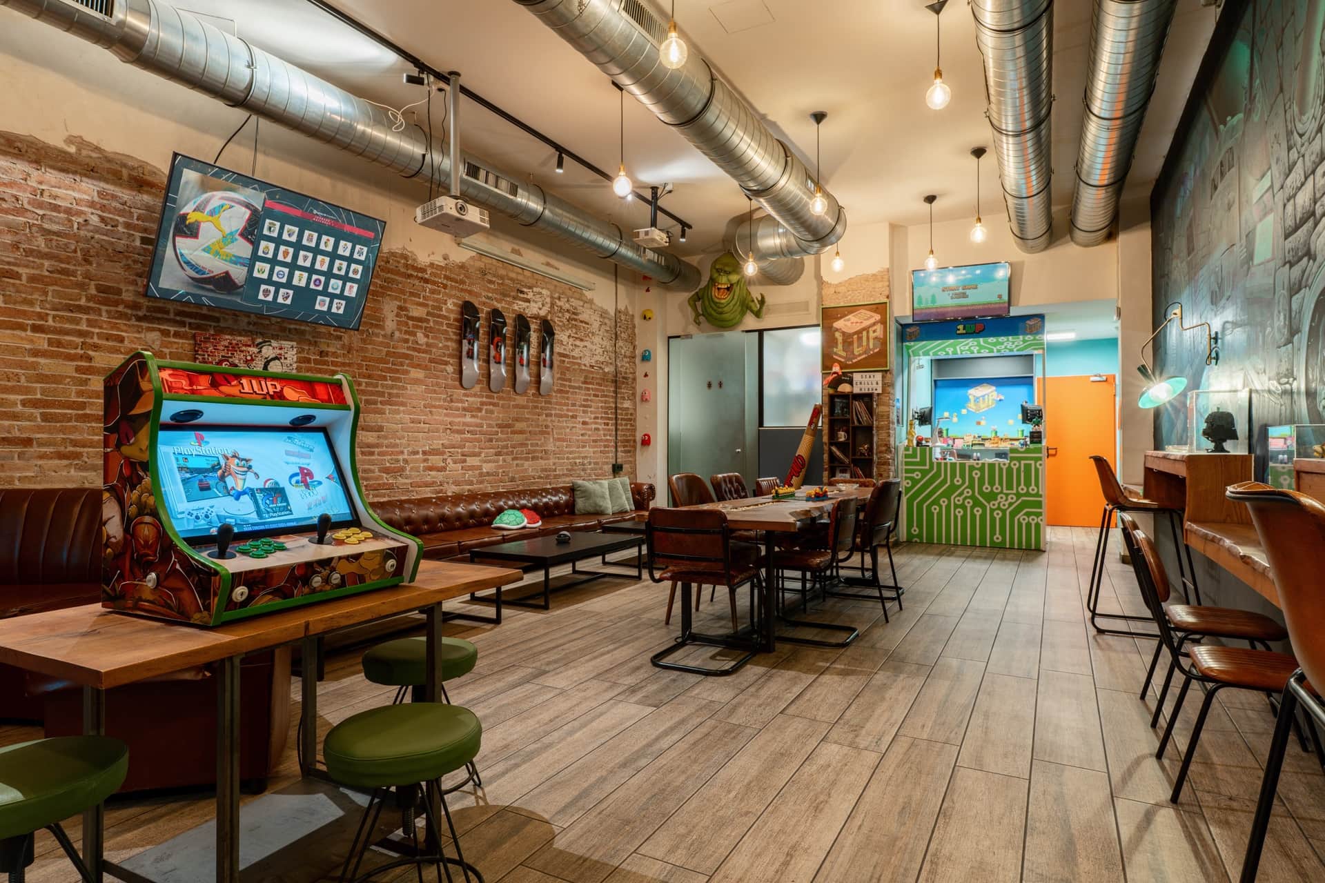 Arcade-Automat und Lounge-Bereich im Social Club 1UP Barcelona