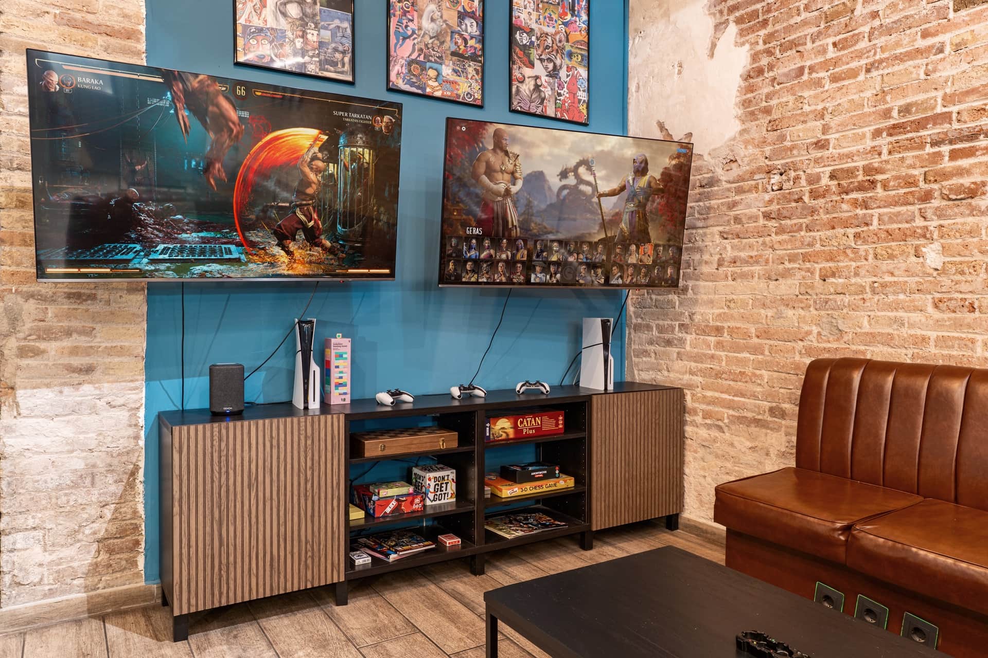 Gemütliche Gaming-Ecke im 1UP Club mit PlayStation und Brettspielen