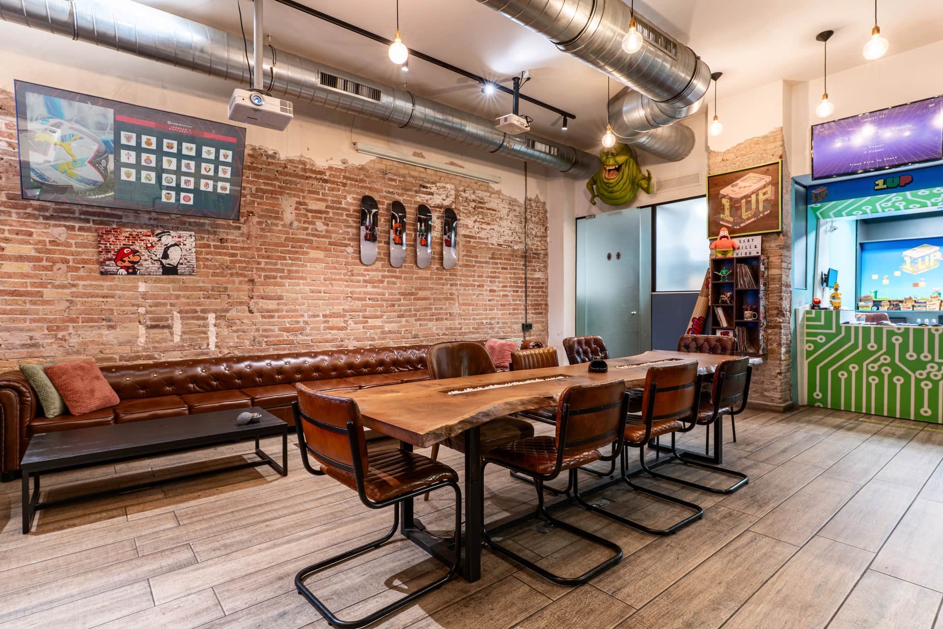 Retro-Lounge mit Ledersofa und Skateboard-Dekor im Cannabis-Club 1UP