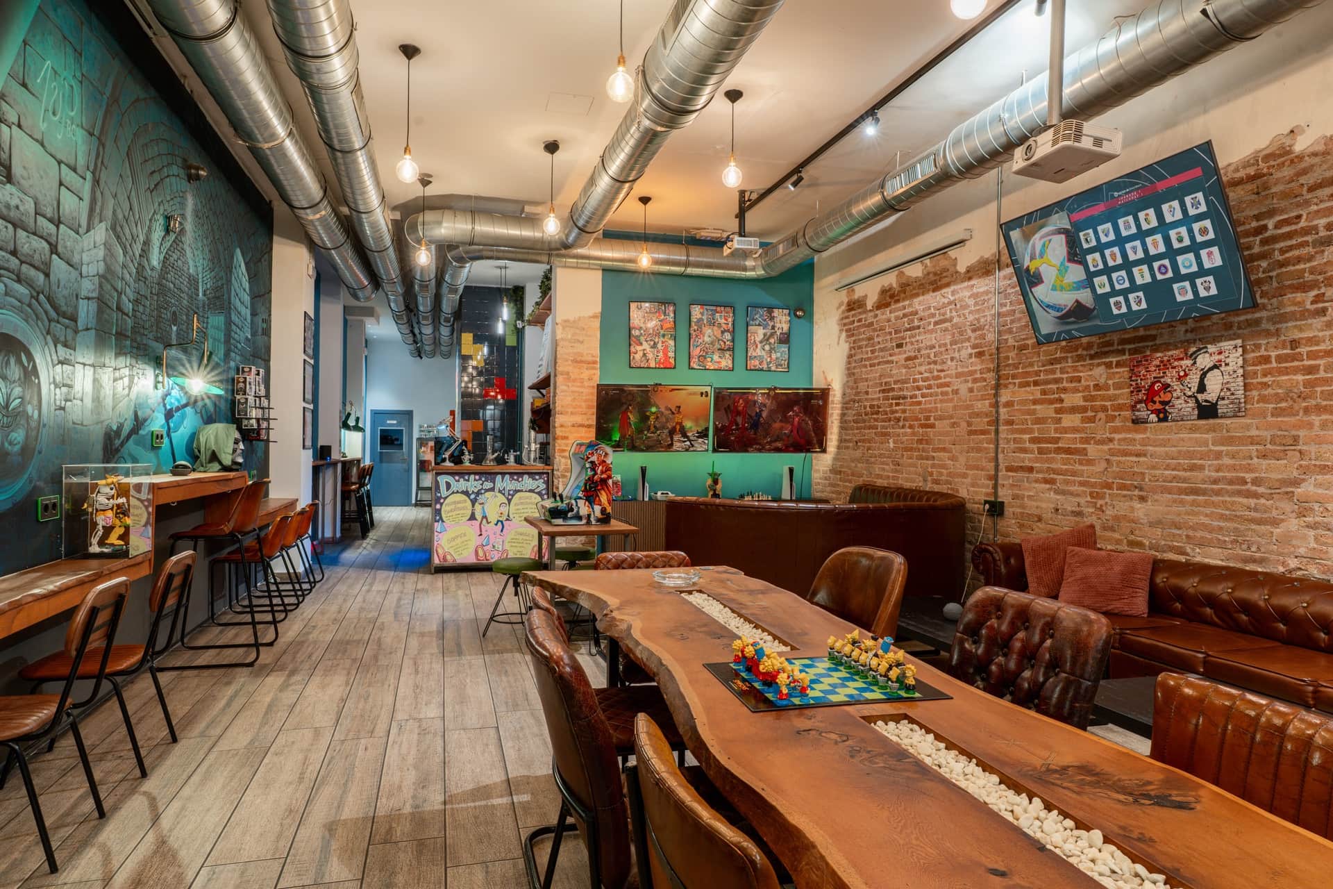 Kunstwand und Bereich für Brettspiele im Cannabis Club 1UP in Barcelona