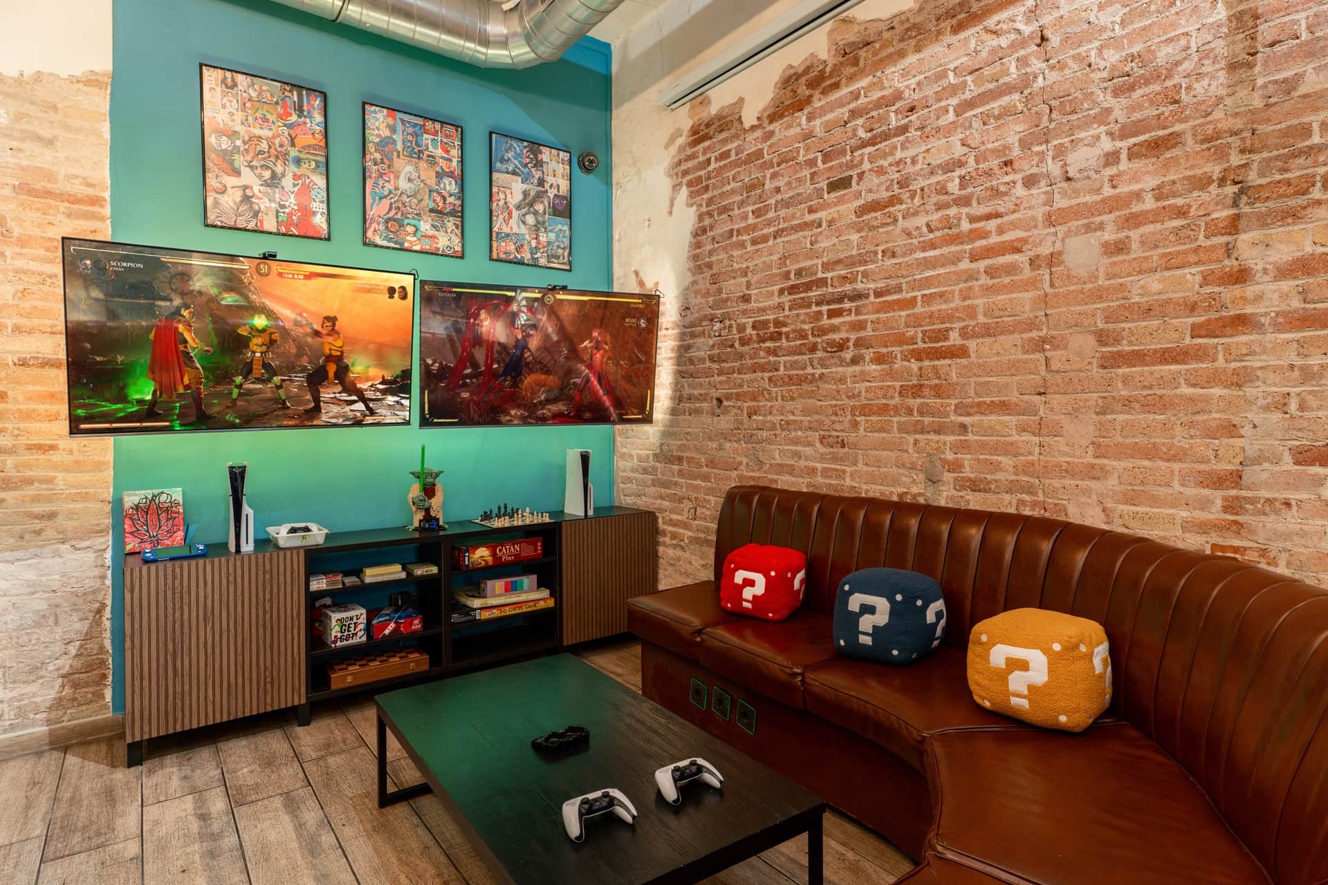 Gaming-Lounge mit Konsolen im Weed Club 1UP Barcelona