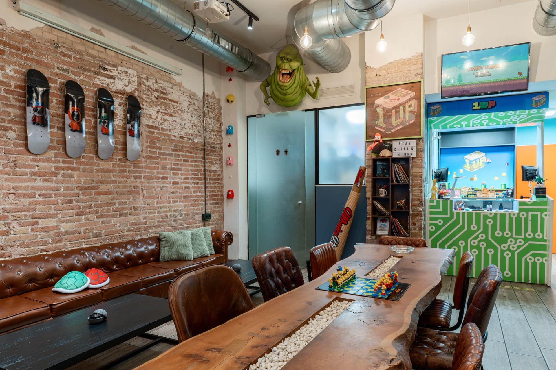 Retro-Lounge mit Holztisch im Cannabis Social Club 1UP Barcelona